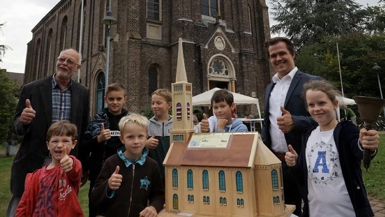 Martin Ehrlich (links) hat ein Modell der Bielertkirche gebaut. Foto: Miserius, Uwe (umi)